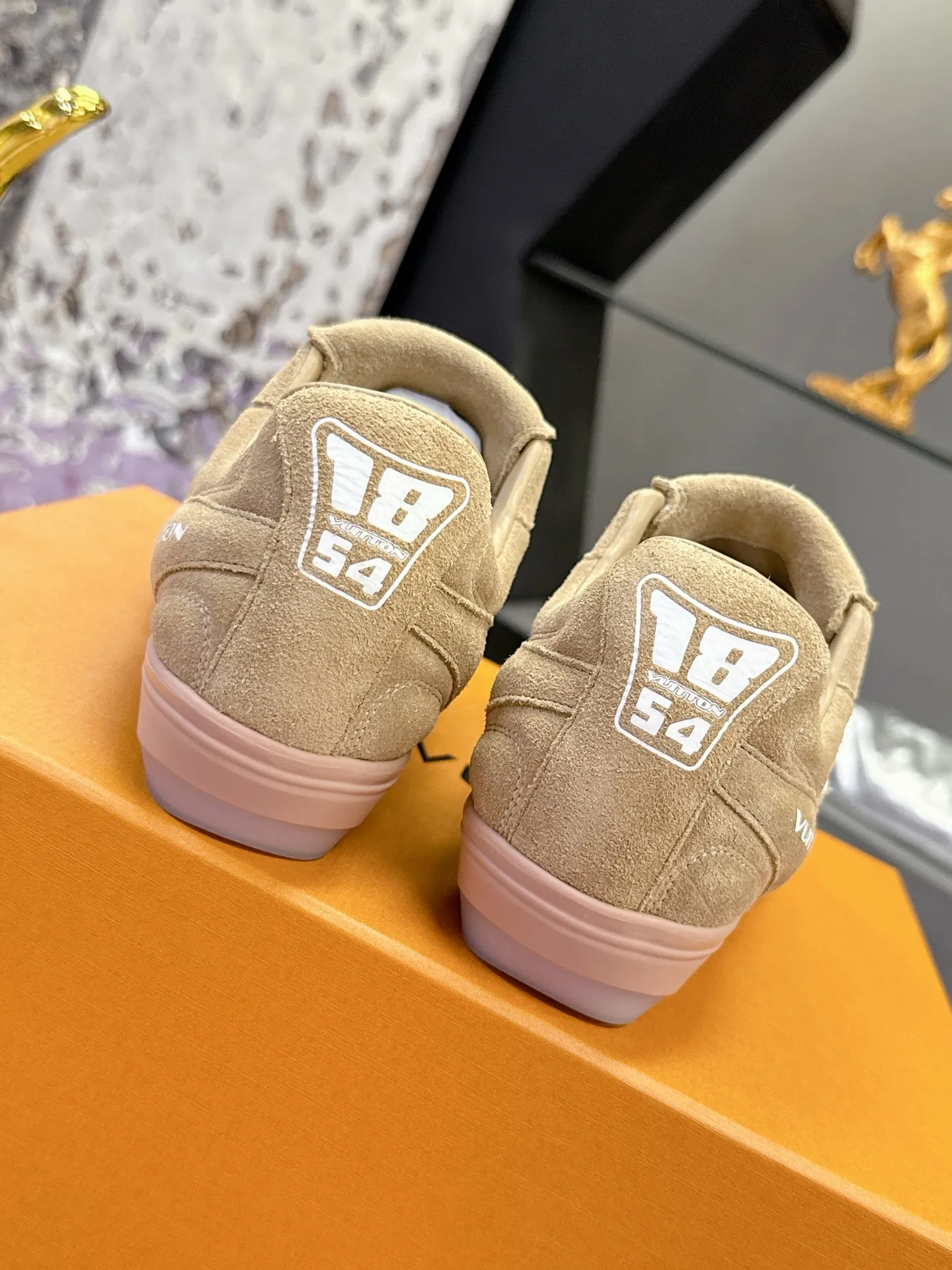 Factory price: 700💰 2025 new LV sneakers for couples, 🔥🔥🔥You will look fashionable when you wear them ❤️ LV football shoe series 💗 This Footprint Soccer sneaker was unveiled in the 2025 spring and summer series fashion show. It is the first sneaker designed by Pharrell Williams inspired by football shoes. The shoes are inspired by football, a sport that spans generations and cultures💎, echoing the theme of unity and universal participation in the 2025 spring and summer series fashion show. The shoe is known for its sleek design, with the dynamic IV Initials logo embellished on the side, the Lvers United emblem inspired by the football team on the tongue, and the sole patterned rubber sole decorated with multiple Louis Vuitton logos. Stylish and casual wear, a trend-setter in the fashion industry. Made of imported cowhide with full craftsmanship💓 Number of sizes (women’s 35-41, women’s 41 customized) (men’s 39-46, 45-46 customized)